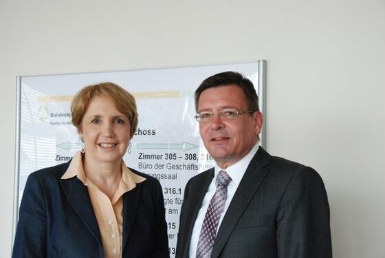 Annette Karl, MdL zusammen mit Herrn Thomas Würdinger, Chef der Arbeitsagentur (Bild: sbü)