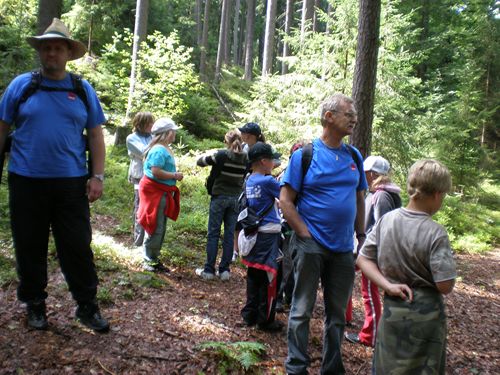 SPD Ferienprogramm - Wanderung durch den Wald mit den Betreuern Schuster Klaus und Plommer Helmut